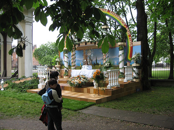 Ołtarz przy Kościele - Boże Ciało 2008. Karczew
