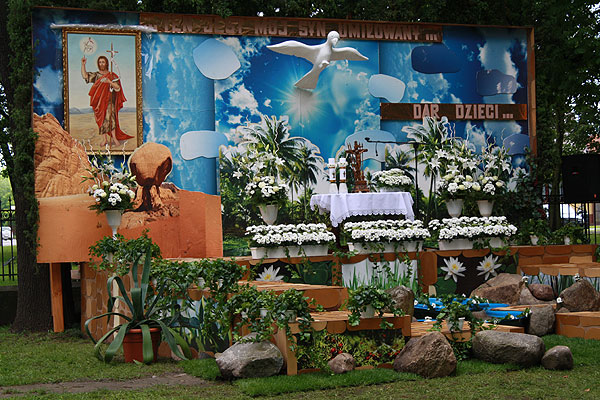 Ołtarz przy Kościele - Boże Ciało 2010. Karczew