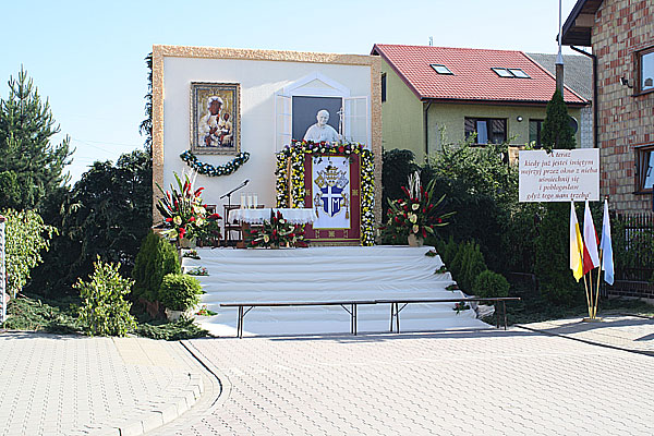 Ołtarz ul. Wysockiego - Boże Ciało 2014. Karczew