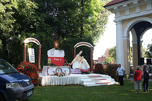 Ołtarz przy Kościele - Boże Ciało 2014. Karczew
