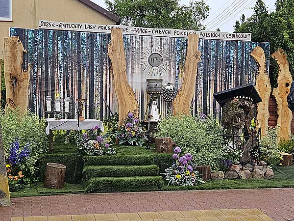 Ołtarz pierwszy ul. Gołębia - Boże Ciało 2025. Karczew